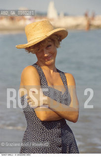 Caption: Nome: .BRILLI NANCY.Descrizione: .CINEMA TEATRO ATTRICE/AL MARE CAPPELLO.Credit: ©Graziano Arici/Rosebud2 / Costo: .A.Nazione: .ITALIA.Cittˆ: ..Data: .1993