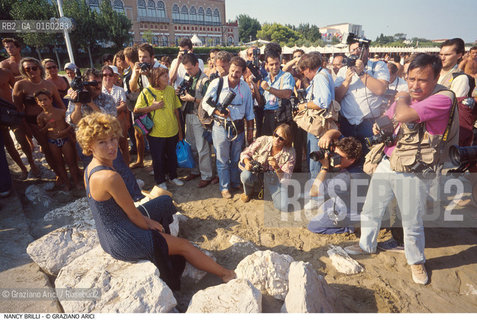 Caption: Nome: .BRILLI NANCY.Descrizione: .CINEMA TEATRO ATTRICE/SULLA SPIAGGIA DURANTE LA MOSTRA DEL CINEMA DI VENEZIA/FOTOGRAFI.Credit: ©Graziano Arici/Rosebud2 / Costo: .A.Nazione: .ITALIA.Cittˆ: ..Data: .1993