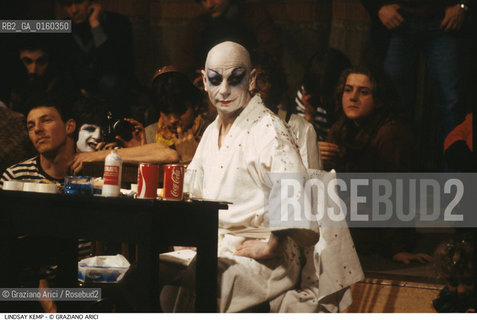 Caption: Nome: .KEMP LINDSAY.Descrizione: .DANZA TEATRO BALLERINO COREOGRAFO MIMO/DURANTE UNA LEZIONE DI TRUCCO.Credit: ©Graziano Arici/Rosebud2 / Costo: .A.Nazione: .GRAN BRETAGNA.Cittˆ: ..Data: .1988