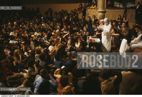 Caption: Nome: .KEMP LINDSAY.Descrizione: .DANZA TEATRO BALLERINO COREOGRAFO MIMO/DURANTE UNA LEZIONE DI TRUCCO CARNEVALE TEATRO GOLDONI.Credit: ©Graziano Arici/Rosebud2 / Costo: .A.Nazione: .GRAN BRETAGNA.Cittˆ: ..Data: .1988
