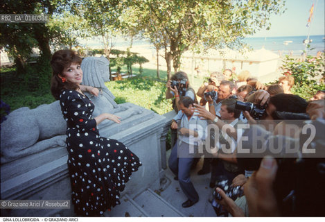 Caption: Nome: .LOLLOBRIGIDA GINA.Descrizione: .CINEMA ATTRICE / CON STATUA DI SFINGE FOTOGRAFI MOSTRA.Credit: ©Graziano Arici/Rosebud2 / Costo: .A.Nazione: .ITALIA.Cittˆ: ..Data: .1992