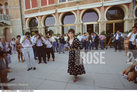 Caption: Nome: .LOLLOBRIGIDA GINA.Descrizione: .CINEMA ATTRICE / CON FOTOGRAFI DAVANTI ALLHOTEL EXCELSIOR MOSTRA.Credit: ©Graziano Arici/Rosebud2 / Costo: .A.Nazione: .ITALIA.Cittˆ: ..Data: .1992