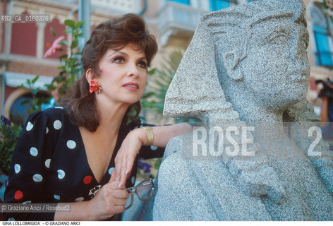 Caption: Nome: .LOLLOBRIGIDA GINA.Descrizione: .CINEMA ATTRICE / CON STATUA DI SFINGE.Credit: ©Graziano Arici/Rosebud2 / Costo: .A.Nazione: .ITALIA.Cittˆ: ..Data: .1992