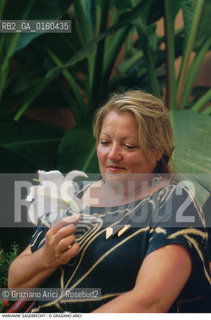 Caption: Nome: .SAGEBRECHT MARIANNE.Descrizione: .CINEMA ATTRICE/CON UN GIGLIO (FIORE).Credit: ©Graziano Arici/Rosebud2 / Costo: .A.Nazione: .GERMANIA.Cittˆ: ..Data: .1993