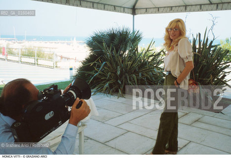 Caption: Nome:.VITTI MONICA.Descrizione:.CINEMA ATTRICE / CON MACCHINA DA PRESA MOSTRA.Credit:.Graziano Arici/Rosebud2/.Costo:.A.Nazione:.ITALIA.Cittˆ:..Data:.1989