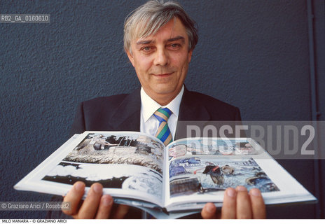Caption: Nome: .MANARA MILO.Descrizione: .DISEGNATORE DI FUMETTI CON LIBRO.Credit: ©Graziano Arici/Rosebud2 / Costo: .A.Nazione: .ITALIA.Cittˆ: ..Data: .1990