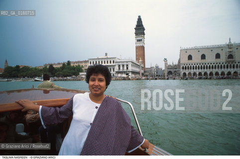 Caption: Nome: .NASREEN TASLIMA.Descrizione: .LETTERATURA SCRITTRICE/SULLO SFONDO PIAZZA SAN MARCO A VENEZIA .Credit: ©Graziano Arici/Rosebud2 / Costo: .A.Nazione: .BANGLADESH.Cittˆ: .VENEZIA.Data: .1995