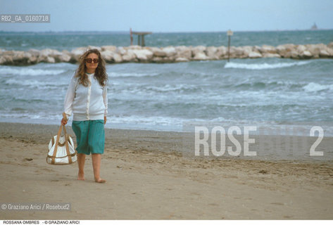 Caption: Nome: .OMBRES ROSANNA.Descrizione: .LETTERATURA SCRITTRICE/AL MARE SULLA SPIAGGIA.Credit: ©Graziano Arici/Rosebud2 / Costo: .A.Nazione: .ITALIA.Cittˆ: ..Data: .1988