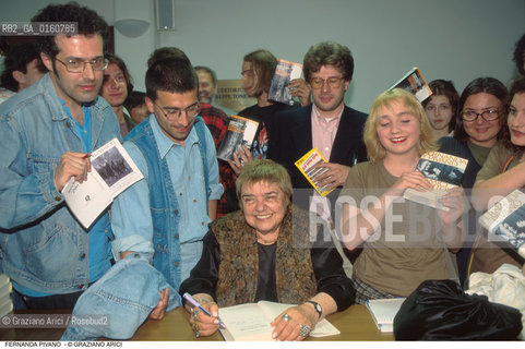 Caption: Nome: .PIVANO FERNANDA.Descrizione: .LETTERATURA AMERICANA CRITIC0 TRADUTTRICE SAGGISTA/SCRIVE DEDICHE SUI LIBRI DI ALCUNI FAN .Credit: ©Graziano Arici/Rosebud2 / Costo: .A.Nazione: .ITALIA.Cittˆ: ..Data: .1996