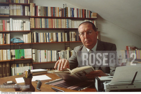 Caption: Nome: .STRADA VITTORIO.Descrizione: .LETTERATURA STORICO SAGGISTA SLAVISTA/NELLA SUA CASA/LIBRI.Credit: ©Graziano Arici/Rosebud2 / Costo: .A.Nazione: .ITALIA.Cittˆ: ..Data: .1995