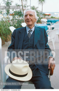 Caption: Nome: .MUSATTI CESARE.Descrizione: .PSICOLOGIA PSICOLOGO PSICANALISI PSICANALISTA SAGGISTA/CON BASTONE E CAPPELLO.Credit: ©Graziano Arici/Rosebud2 / Costo: .A.Nazione: .ITALIA.Cittˆ: ..Data: .1985