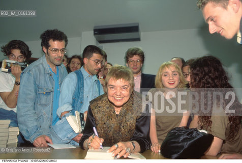 Caption: Nome: .PIVANO FERNANDA.Descrizione: .LETTERATURA AMERICANA CRITIC0 TRADUTTRICE SAGGISTA/SCRIVE DEDICHE SUI LIBRI DI ALCUNI FAN .Credit: ©Graziano Arici/Rosebud2 / Costo: .A.Nazione: .ITALIA.Cittˆ: ..Data: .1996