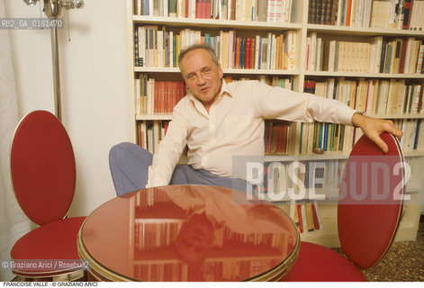 Caption: Nome: .VALLE FRANCOISE.Descrizione: .EDITORIA DIRETTORE EDITORIALE SAGGISTA/TAVOLO E SEDIE ROSSE/LIBRI.Credit: ©Graziano Arici/Rosebud2 / Costo: .A.Nazione: .FRANCIA.Cittˆ: ..Data: .1997