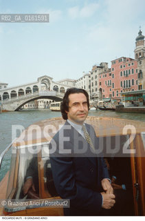 Caption: Nome: .MUTI RICCARDO.Descrizione: .MUSICA CLASSICA DIRETTORE DORCHESTRA/SULLO SFONDO IL PONTE DI RIALTO A VENEZIA.Credit: ©Graziano Arici/Rosebud2 / Costo: .A.Nazione: .ITALIA.Cittˆ: .VENEZIA.Data: .1992