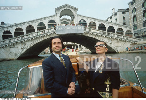Caption: Nome: .MUTI RICCARDO.Descrizione: .MUSICA CLASSICA DIRETTORE DORCHESTRA/CON LA MOGLIE CRISTINA/SULLO SFONDO IL PONTE DI RIALTO A VENEZIA.Credit: ©Graziano Arici/Rosebud2 / Costo: .A.Nazione: .ITALIA.Cittˆ: .VENEZIA.Data: .1992
