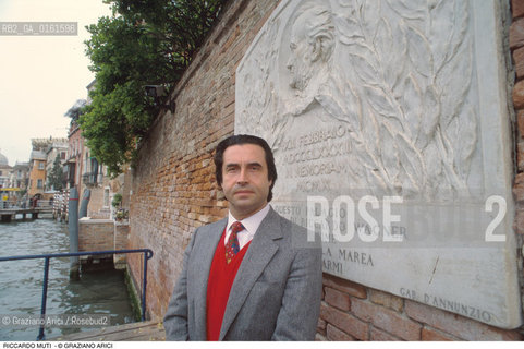 Caption: Nome: .MUTI RICCARDO.Descrizione: .MUSICA CLASSICA DIRETTORE DORCHESTRA/DAVANTI ALLEPIGRAFE IN MEMORIA DEL COMPOSITORE RICHARD WAGNER A VENEZIA.Credit: ©Graziano Arici/Rosebud2 / Costo: .A.Nazione: .ITALIA.Cittˆ: .VENEZIA.Data: .1994