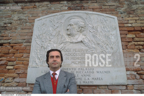 Caption: Nome: .MUTI RICCARDO.Descrizione: .MUSICA CLASSICA DIRETTORE DORCHESTRA/DAVANTI ALLEPIGRAFE IN MEMORIA DEL COMPOSITORE RICHARD WAGNER A VENEZIA.Credit: ©Graziano Arici/Rosebud2 / Costo: .A.Nazione: .ITALIA.Cittˆ: ..Data: .1994