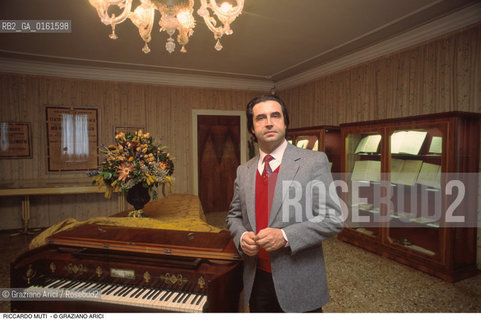 Caption: Nome: .MUTI RICCARDO.Descrizione: .MUSICA CLASSICA DIRETTORE DORCHESTRA/NELLA STANZA DOVE MORI IL COMPOSITORE RICHARD WAGNER A VENEZIA/PIANOFORTE.Credit: ©Graziano Arici/Rosebud2 / Costo: .A.Nazione: .ITALIA.Cittˆ: ..Data: .1994
