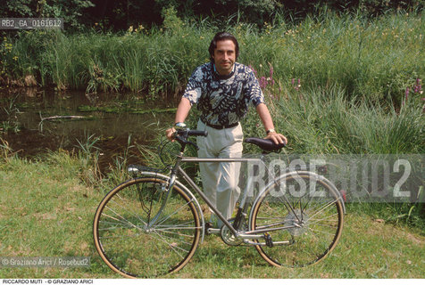 Caption: Nome: .MUTI RICCARDO.Descrizione: .MUSICA CLASSICA DIRETTORE DORCHESTRA/CON BICICLETTA.Credit: ©Graziano Arici/Rosebud2 / Costo: .A.Nazione: .ITALIA.Cittˆ: .SALISBURGO.Data: .1992
