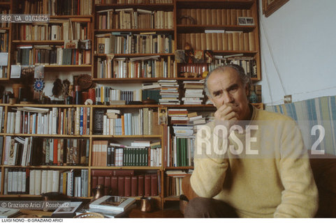 Caption: Nome: .NONO LUIGI.Descrizione: .MUSICA CLASSICA ELETTRONICA COMPOSITORE CONTEMPORANEO/NELLA SUA CASA/LIBRI.Credit: ©Graziano Arici/Rosebud2 / Costo: .A.Nazione: .ITALIA.Cittˆ: ..Data: .1983