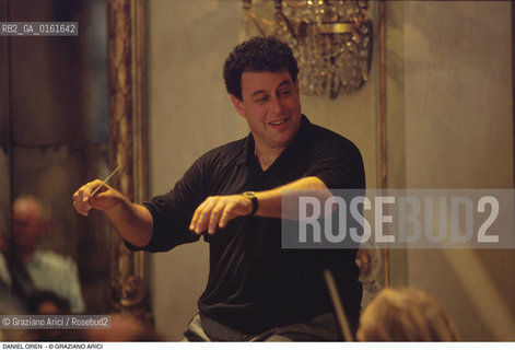 Caption: Nome: .OREN DANIEL.Descrizione: .MUSICA CLASSICA DIRETTORE DORCHESTRA/DIRIGE NELLE SALE APOLLINEE DEL TEATRO LA FENICE.Credit: ©Graziano Arici/Rosebud2 / Costo: .A.Nazione: .ISRAELE.Cittˆ: ..Data: .1991