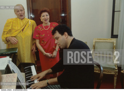 Caption: Nome: .OREN DANIEL.Descrizione: .MUSICA CLASSICA DIRETTORE DORCHESTRA/AL PIANOFORTE CON LE CANTANTI LIRICHE VALENTINI TERRANI E MARCELLA PEULA.Credit: ©Graziano Arici/Rosebud2 / Costo: .A.Nazione: .ISRAELE.Cittˆ: ..Data: .1981