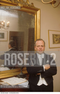 Caption: Nome: .PESKO ZOLTAN.Descrizione: .MUSICA CLASSICA DIRETTORE DORCHESTRA COMPOSITORE CONTEMPORANEO/SPARTITI/.SPECCHIO.Credit: ©Graziano Arici/Rosebud2 / Costo: .A.Nazione: .UNGHERIA.Cittˆ: ..Data: .1987