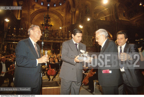 Caption: Nome: .PETRASSI GOFFREDO.Descrizione: .MUSICA CLASSICA COMPOSITORE CONTEMPORANEO/CON IL CRITICO CINEMATOGRAFICO GIANLUIGI RONDI E IL MINISTRO DONOFRIO DURANTE LA CONSEGNA DEL LEONE DORO ALLA CARRIERA NELLA BASILICA DI SAN MARCO.Credit: ©Graziano Arici/Rosebud2 / Costo: .A.Nazione: .ITALIA.Cittˆ: ..Data: .1990
