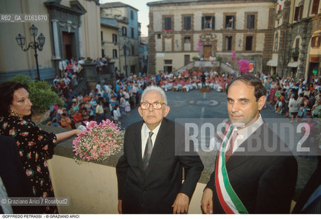 Caption: Nome: .PETRASSI GOFFREDO.Descrizione: .MUSICA CLASSICA COMPOSITORE CONTEMPORANEO/CON LA MOGLIE ED IL SINDACO DI VALLEROTONDA A ZAGAROLO IL GIORNO DEL SUO NOVANTESIMO COMPLEANNO.Credit: ©Graziano Arici/Rosebud2 / Costo: .A.Nazione: .ITALIA.Cittˆ: .ZAGAROLO.Data: .1990