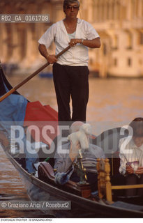 Caption: Nome: .RICHTER SVIATOSLAV.Descrizione: .MUSICA CLASSICA PIANISTA/CON UNA PECORELLA DI PELUCHE/IN GONDOLA A VENEZIA.Credit: ©Graziano Arici/Rosebud2 / Costo: .A.Nazione: .RUSSIA.Cittˆ: .VENEZIA.Data: .1993
