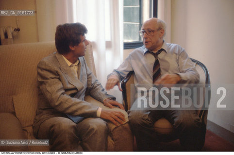 Caption: Nome: .ROSTROPOVIC MSTISLAV.Descrizione: .MUSICA CLASSICA DIRETTORE DORCHESTRA VIOLONCELLISAT/AL VIOLONCELLO CON UTO UGHI.Credit: ©Graziano Arici/Rosebud2 / Costo: .A.Nazione: .RUSSIA.Cittˆ: ..Data: .1994