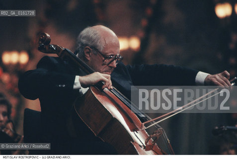 Nome: .ROSTROPOVIC MSTISLAV.Descrizione: .MUSICA CLASSICA DIRETTORE DORCHESTRA VIOLONCELLISAT/AL VIOLONCELLO.Credit: ©Graziano Arici/Rosebud2 / Costo: .A.Nazione: .RUSSIA.Cittˆ: .VENEZIA.Data: .1994.