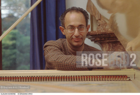 Caption: Nome: .SCIMONE CLAUDIO.Descrizione: .MUSICA CLASSICA DIRETTORE DORCHESTRA I SOLISTI VENETI/NELLA SUA CASA.Credit: ©Graziano Arici/Rosebud2 / Costo: .A.Nazione: .ITALIA.Cittˆ: .PADOVA.Data: .1994