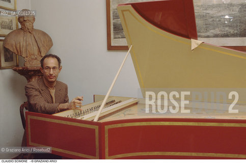 Caption: Nome: .SCIMONE CLAUDIO.Descrizione: .MUSICA CLASSICA DIRETTORE DORCHESTRA I SOLISTI VENETI/NELLA SUA CASA.Credit: ©Graziano Arici/Rosebud2 / Costo: .A.Nazione: .ITALIA.Cittˆ: .PADOVA.Data: .1994