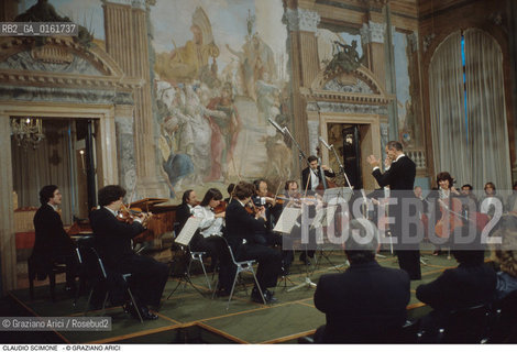 Caption: Nome: .SCIMONE CLAUDIO.Descrizione: .MUSICA CLASSICA DIRETTORE DORCHESTRA I SOLISTI VENETI/DIRIGE NEL PALAZZO LABIA.Credit: ©Graziano Arici/Rosebud2 / Costo: .A.Nazione: .ITALIA.Cittˆ: ..Data: .1994