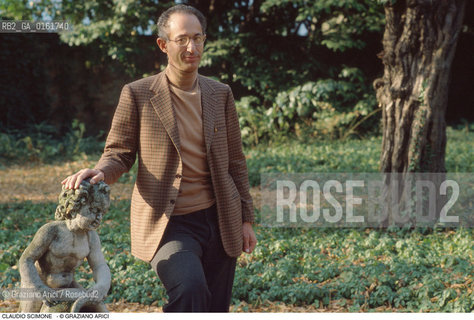 Caption: Nome: .SCIMONE CLAUDIO.Descrizione: .MUSICA CLASSICA DIRETTORE DORCHESTRA I SOLISTI VENETI/CON STATUA NEL GIARDINO DELLA SUA CASA.Credit: ©Graziano Arici/Rosebud2 / Costo: .A.Nazione: .ITALIA.Cittˆ: .PADOVA.Data: .1994