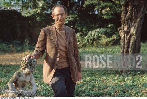 Caption: Nome: .SCIMONE CLAUDIO.Descrizione: .MUSICA CLASSICA DIRETTORE DORCHESTRA I SOLISTI VENETI/CON STATUA NEL GIARDINO DELLA SUA CASA.Credit: ©Graziano Arici/Rosebud2 / Costo: .A.Nazione: .ITALIA.Cittˆ: .PADOVA.Data: .1994