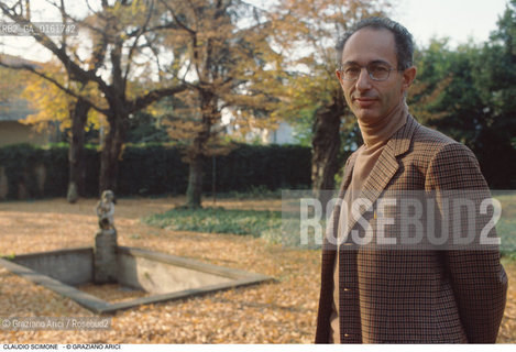 Caption: Nome: .SCIMONE CLAUDIO.Descrizione: .MUSICA CLASSICA DIRETTORE DORCHESTRA I SOLISTI VENETI/CON STATUA NEL GIARDINO DELLA SUA CASA.Credit: ©Graziano Arici/Rosebud2 / Costo: .A.Nazione: .ITALIA.Cittˆ: .PADOVA.Data: .1994