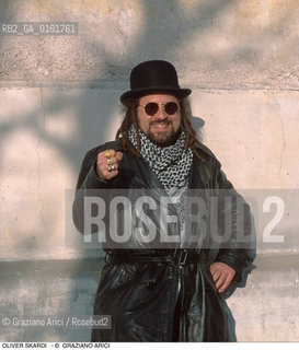 Caption: Nome: .SKARDI SIR OLIVER.Descrizione: .alias GAETANO SCARDICCHIO/MUSICA REGGAE CANTANTE PITTURA FRESCA/CON BOMBETTA E OCCHIALI SCURI.Credit: ©Graziano Arici/Rosebud2 / Costo: .A.Nazione: .ITALIA.Cittˆ: ..Data: .1997
