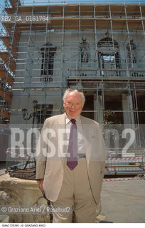 Caption: Nome: .STERN ISAAC.Descrizione: .MUSICA CLASSICA VIOLINISTA/DAVANTI IL GRAN TEATRO LA FENICE A VENEZIA.Credit: ©Graziano Arici/Rosebud2 / Costo: .A.Nazione: .UCRAINA.Cittˆ: .VENEZIA.Data: .1996
