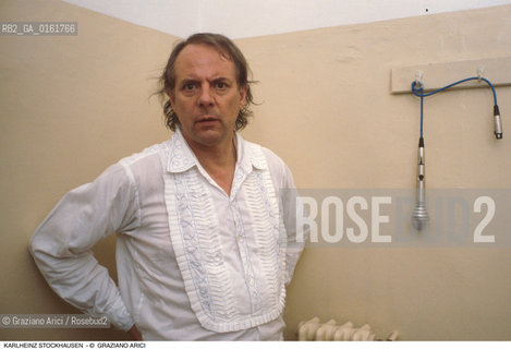 Caption: Nome: .STOCKHAUSEN KARLHEINZ.Descrizione: .MUSICA CLASSICA ELETTRONICA COMPOSITORE CONTEMPORANEO/MICROFONO.Credit: ©Graziano Arici/Rosebud2 / Costo: .A.Nazione: .GERMANIA.Cittˆ: ..Data: .1995