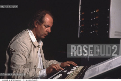 Nome: .STOCKHAUSEN KARLHEINZ.Descrizione: .MUSICA CLASSICA ELETTRONICA COMPOSITORE CONTEMPORANEO/AL MIXER.Credit: ©Graziano Arici/Rosebud2 / Costo: .A.Nazione: .GERMANIA.Cittˆ: .VENEZIA.Data: .1993.