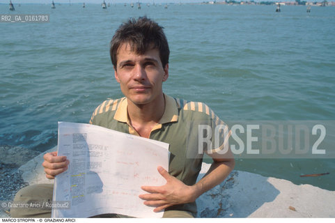 Caption: Nome: .STROPPA MARCO.Descrizione: .MUSICA CLASSICA COMPOSITORE CONTEMPORANEO/CON SPARTITO IN LAGUNA DI VENEZIA.Credit: ©Graziano Arici/Rosebud2 / Costo: .A.Nazione: .ITALIA.Cittˆ: .VENEZIA.Data: .1995