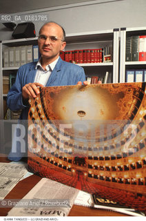 Nome: .TANGUCCI GIANNI.Descrizione: .MUSICA ORGANIZZATORE/CON UNA FOTOGRAFIA DEL GRAN TEATRO LA FENICE .Credit: ©Graziano Arici/Rosebud2 / Costo: .A.Nazione: .ITALIA.Cittˆ: .VENEZIA.Data: .1998.