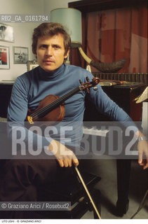 Caption: Nome: .UGHI UTO.Descrizione: .MUSICA CLASSICA VIOLINISTA/CON VIOLINO E PIANOFORTE NELLA SUA CASA.Credit: ©Graziano Arici/Rosebud2 / Costo: .A.Nazione: .ITALIA.Cittˆ: ..Data: .1987