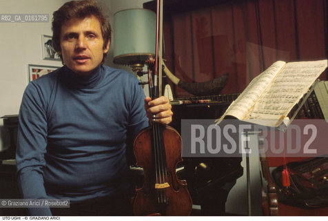 Caption: Nome: .UGHI UTO.Descrizione: .MUSICA CLASSICA VIOLINISTA/CON VIOLINO NELLA SUA CASA/SPARTITO.Credit: ©Graziano Arici/Rosebud2 / Costo: .A.Nazione: .ITALIA.Cittˆ: ..Data: .1987