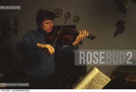 Nome: .UGHI UTO.Descrizione: .MUSICA CLASSICA VIOLINISTA/AL VIOLINO NELLA SUA CASA/SPARTITO.Credit: ©Graziano Arici/Rosebud2 / Costo: .A.Nazione: .ITALIA.Cittˆ: .VENEZIA.Data: .1987.