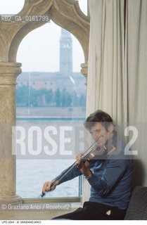 Caption: Nome: .UGHI UTO.Descrizione: .MUSICA CLASSICA VIOLINISTA/AL VIOLINO VICINO LA FINESTRA DELLA SUA CASA A VENEZIA.Credit: ©Graziano Arici/Rosebud2 / Costo: .A.Nazione: .ITALIA.Cittˆ: .VENEZIA.Data: .1987