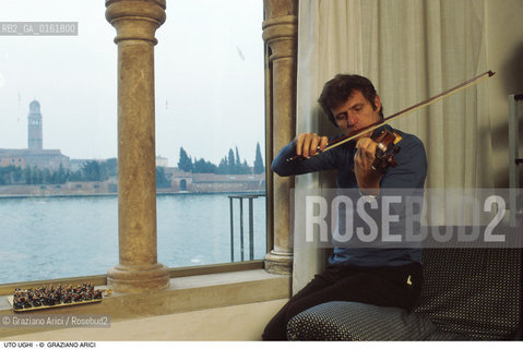 Caption: Nome: .UGHI UTO.Descrizione: .MUSICA CLASSICA VIOLINISTA/AL VIOLINO VICINO LA FINESTRA DELLA SUA CASA A VENEZIA.Credit: ©Graziano Arici/Rosebud2 / Costo: .A.Nazione: .ITALIA.Cittˆ: ..Data: .1987