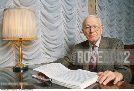 Caption: Nome: .WAGNER WOLFANG.Descrizione: .MUSICA CLASSICA DIRETTORE DORCHESTRA PRESIDENTE DEL FESTIVAL DI BAYREUTH NIPOTE DEL COMPOSITORE RICHARD WAGNER/CON SPARTITO/ABATJOUR.Credit: ©Graziano Arici/Rosebud2 / Costo: .A.Nazione: .GERMANIA.Cittˆ: ..Data: .1993